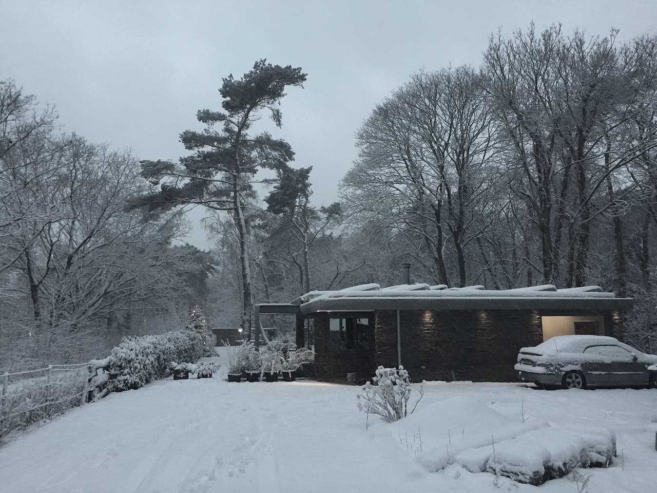 De bungalow in de sneeuw, met het bassin aan de voorzijde