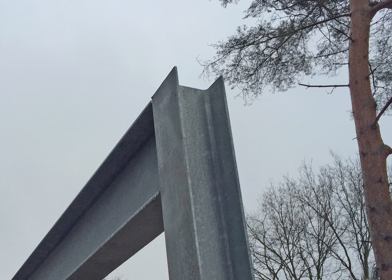 Stalen kolom en ligger van de draagconstructie tegen de lucht