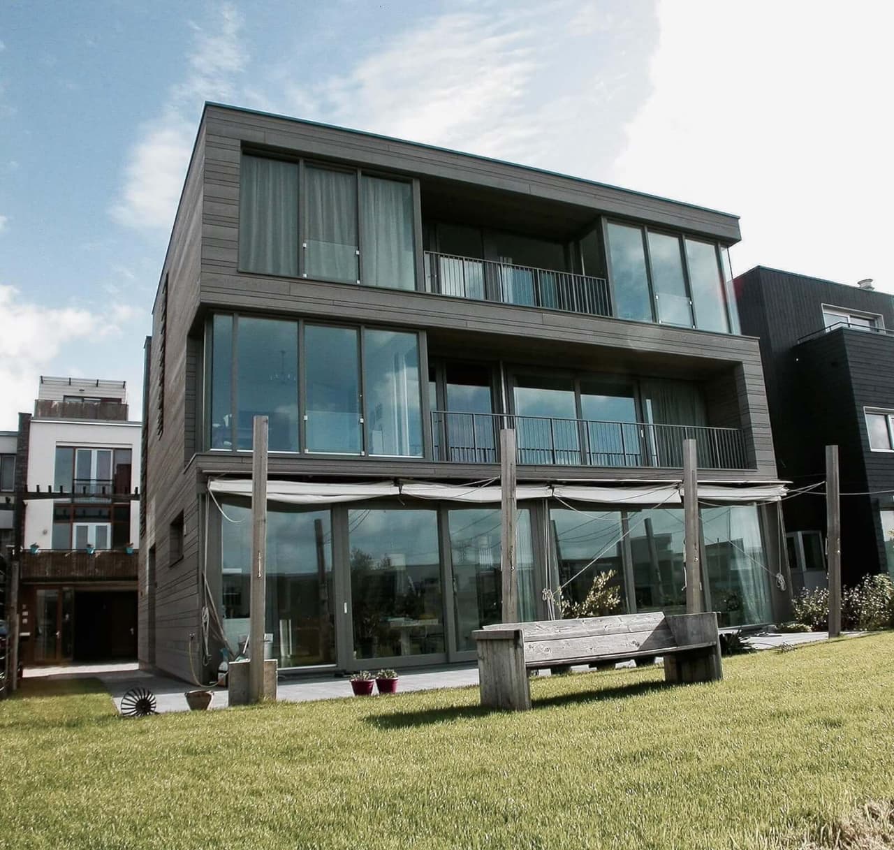 Houten gevel van Canyon met grote glaspuien naar de tuin