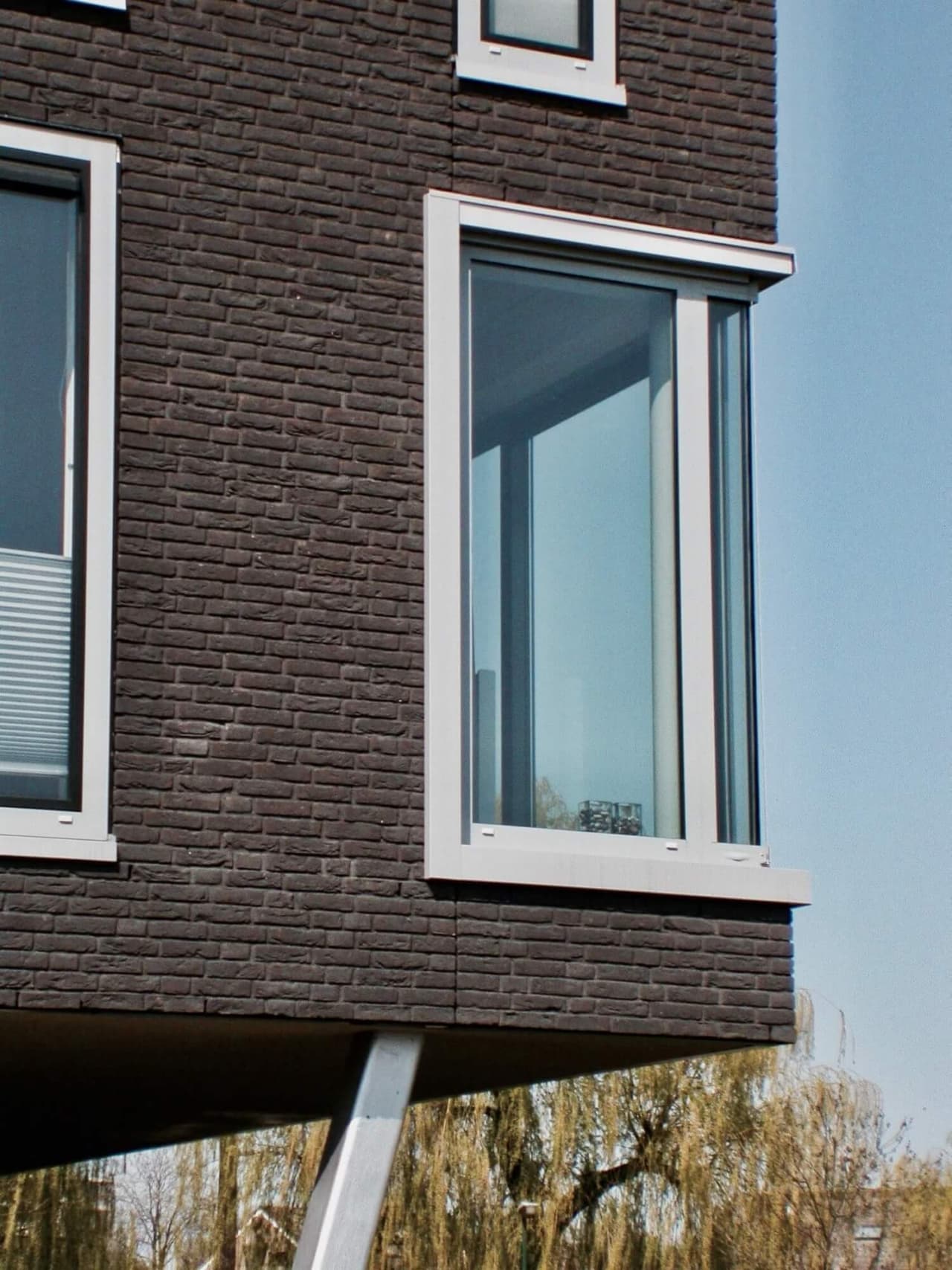 Donkere bakstenen erker van het Duohuis in Veenendaal