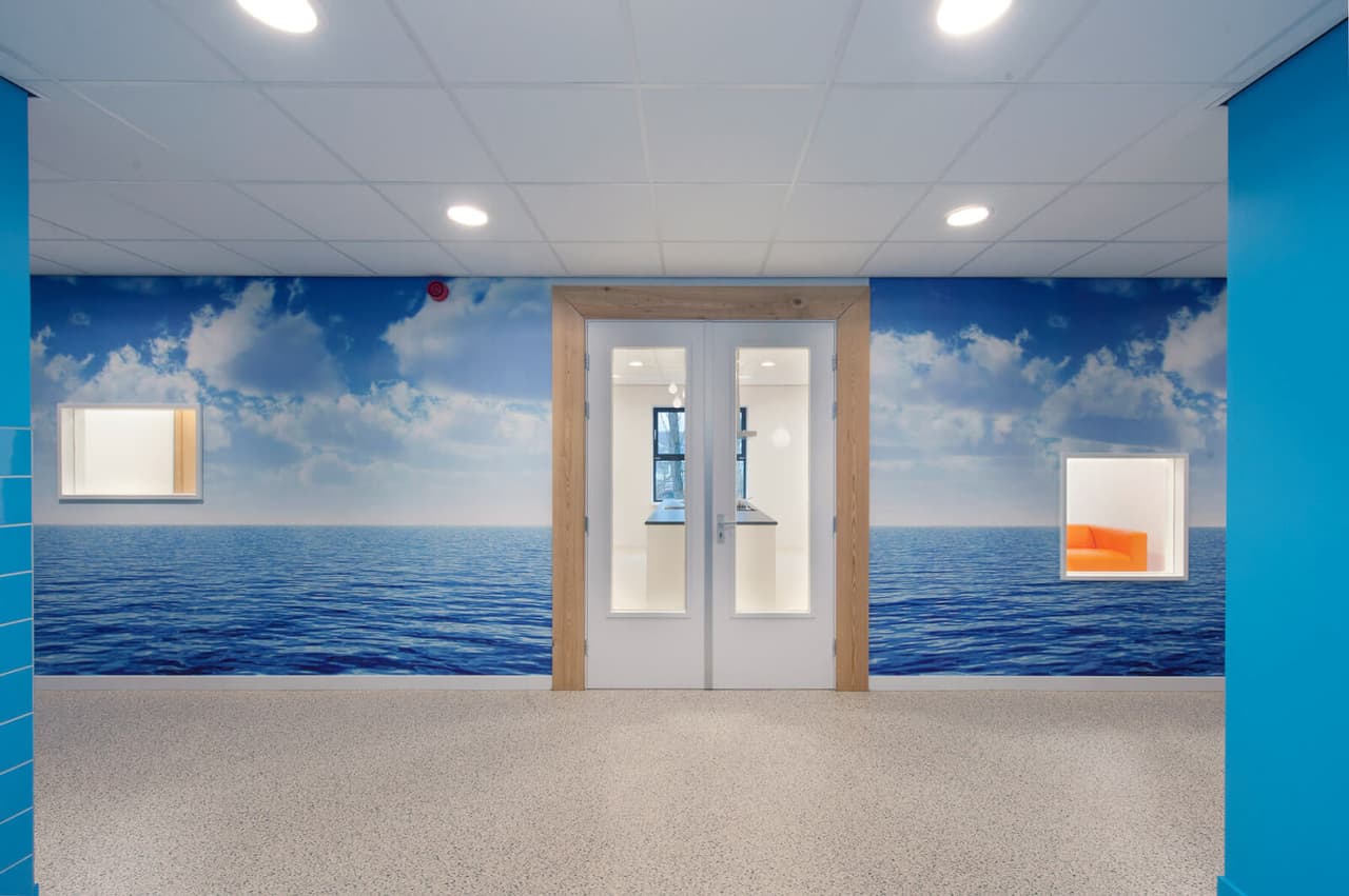 Speelhal met zeegezicht op de wand in Kindcentrum Magiek