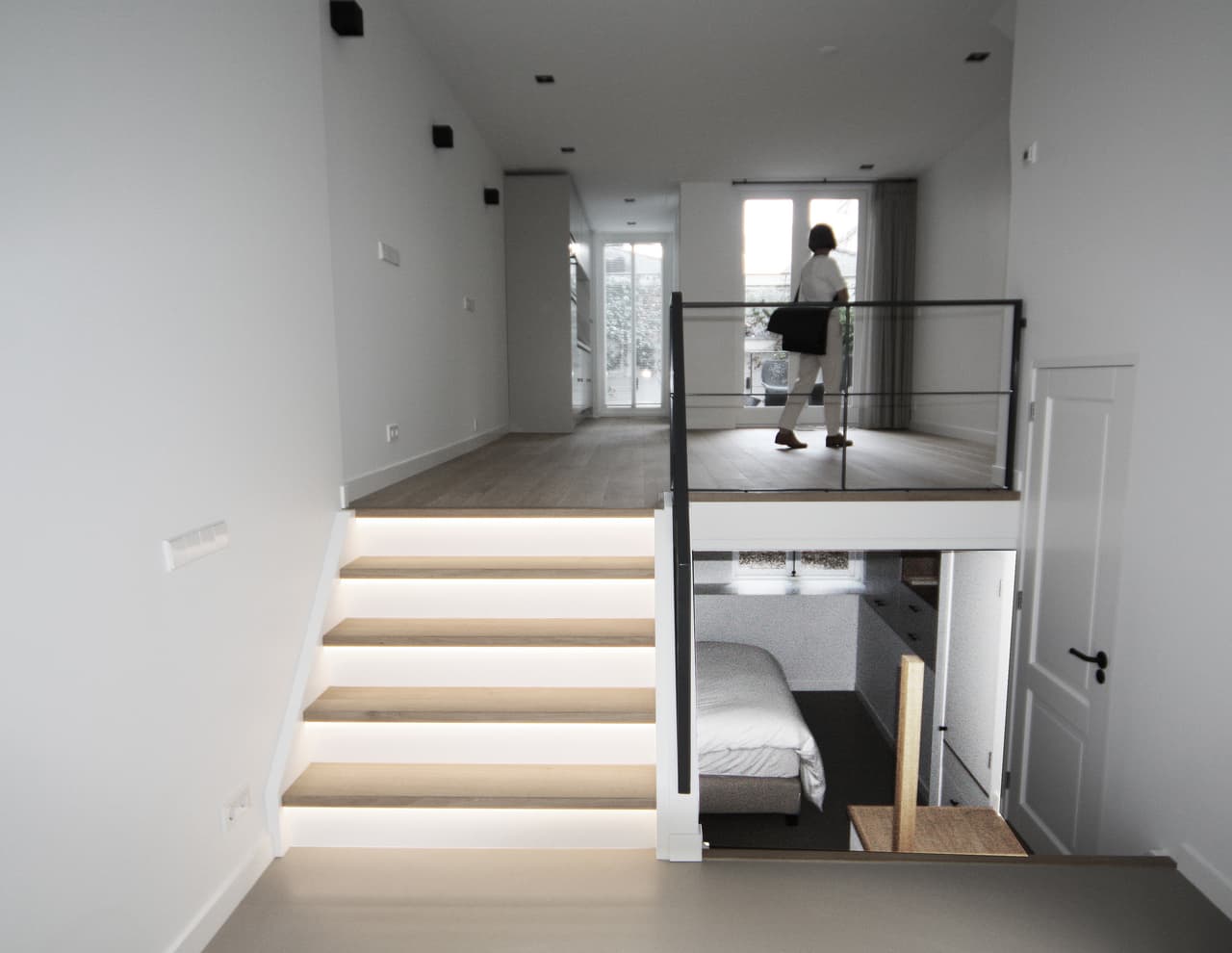 Verlichte houten trap naar de mezzanine in de Mini Loft