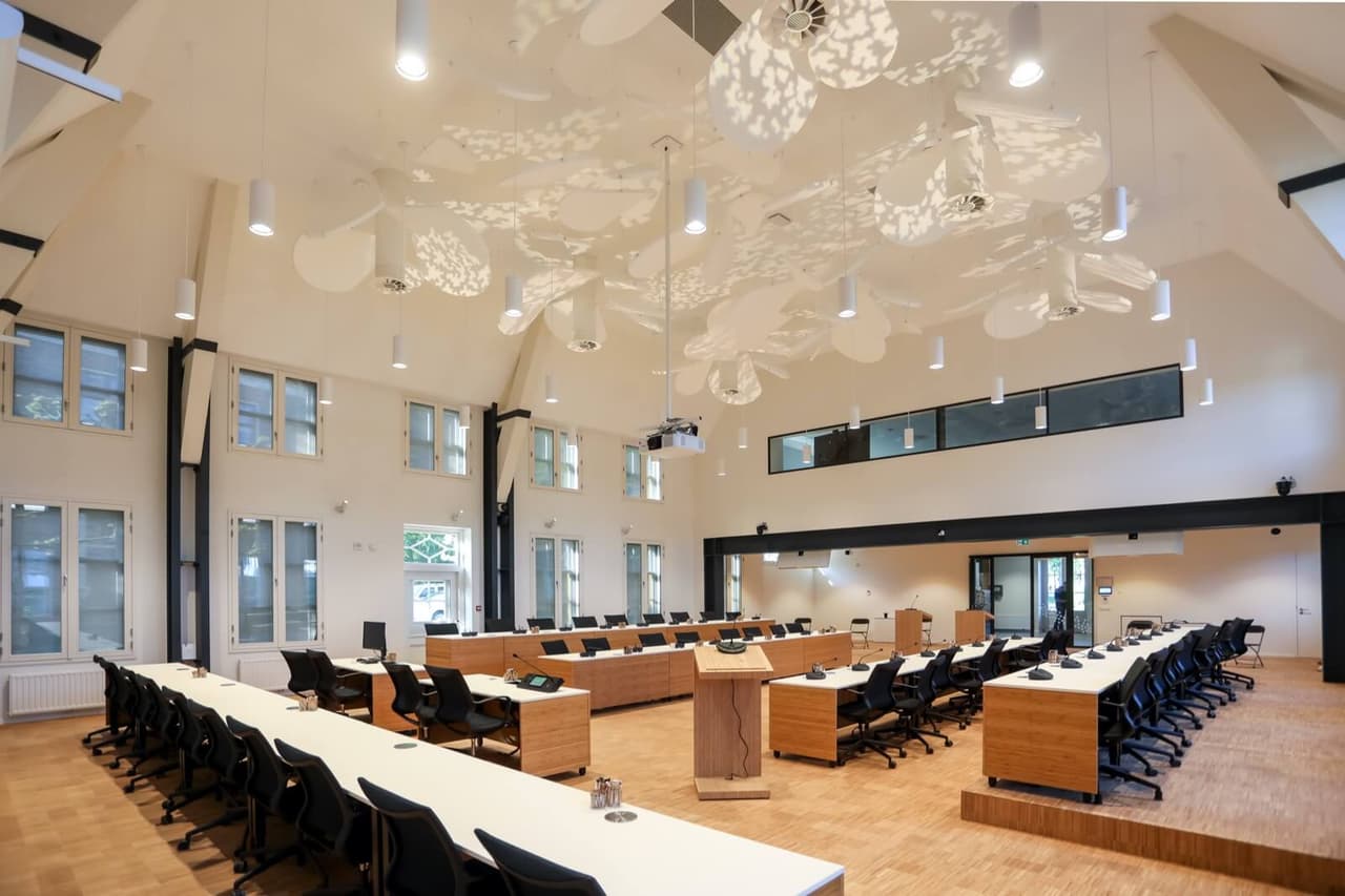 Raadzaal in het koetshuis, met bladvormige akoestische panelen onder de kap